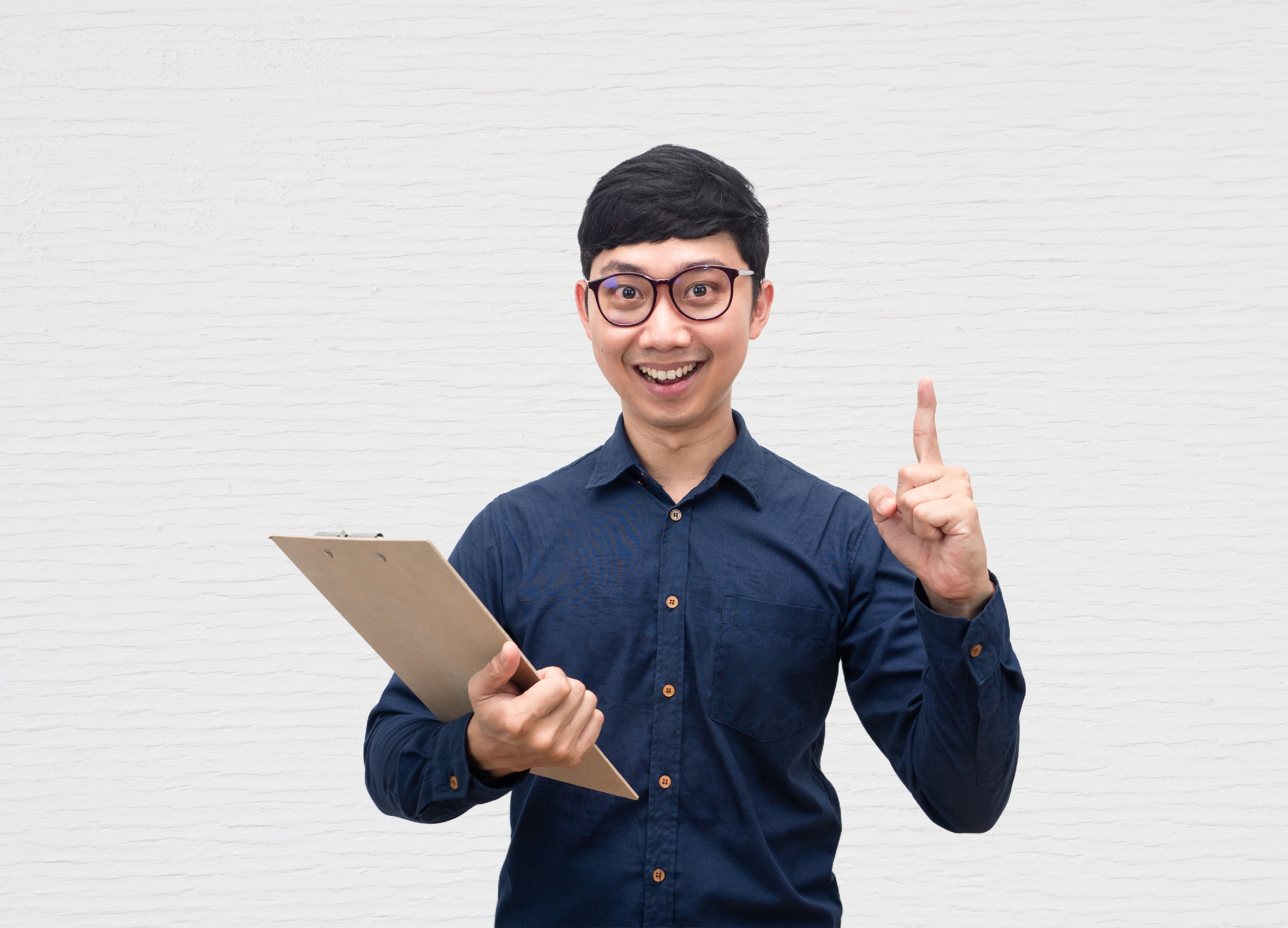 Ilustrasi seseorang merapikan meja kerja sambil menyiapkan diri untuk reset menjelang tahun baru.